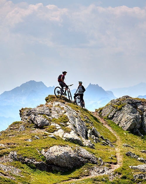 zwei Radfahrer am Berg
