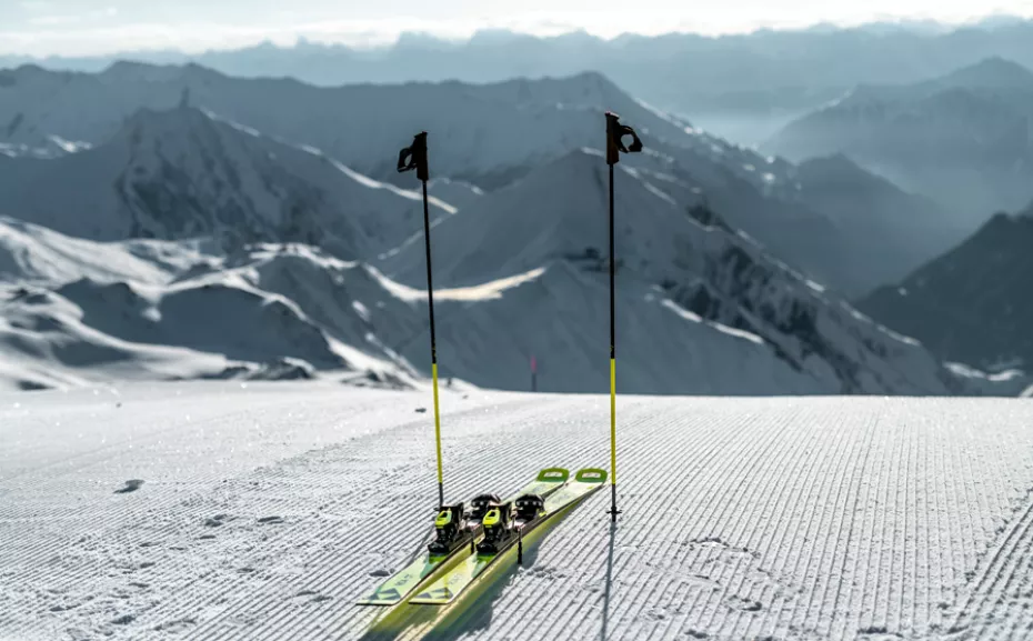 Ski bei Bergpanorama